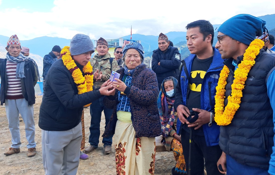 दिक्तेल रुपाकोट मझुवागढीको घुम्ती शिविरः मान्छेदेखि पशु हुँदै माटोसम्मको उपचार 